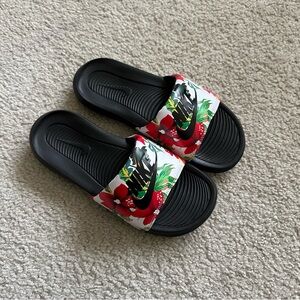 Nike Women’s Victori One Printed Slide Floral-Black